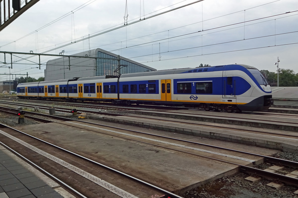 NS 2433 steht am 22 September 2018 abgestellt in Hengelo.