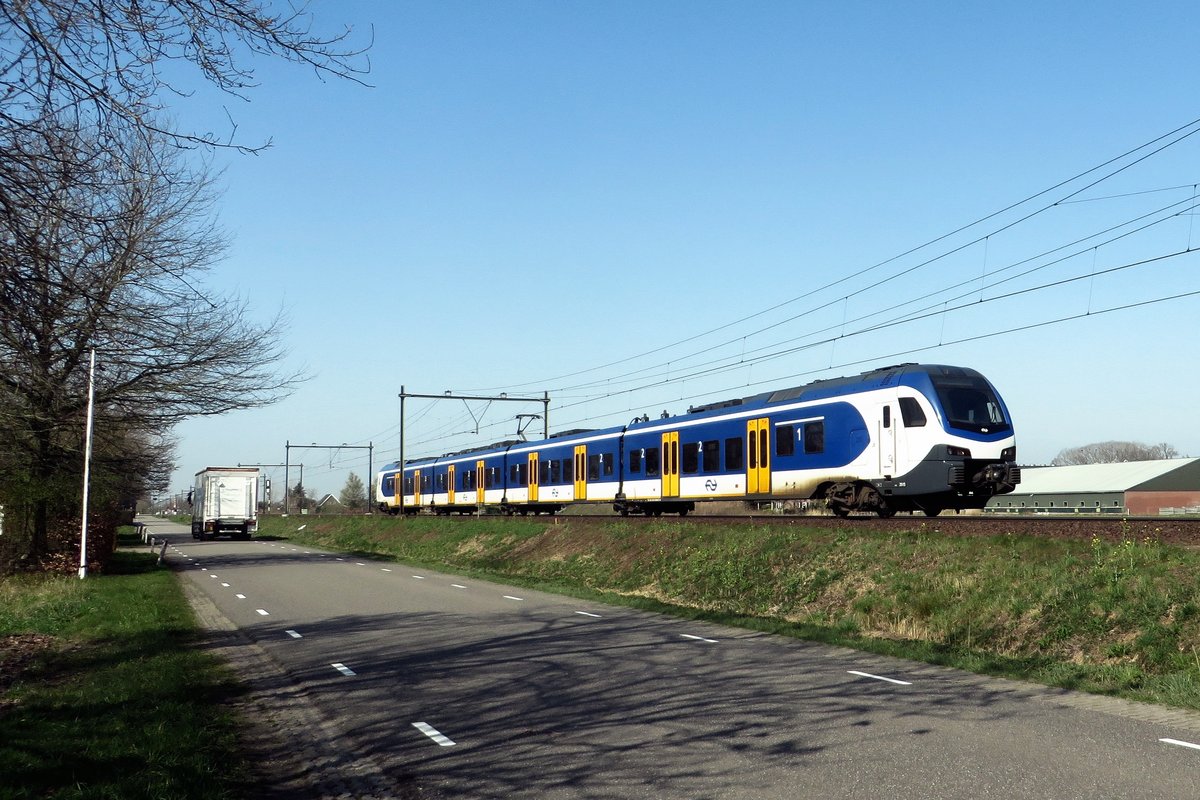 NS 2513 durchfahrt Roond am 31 März 2021.