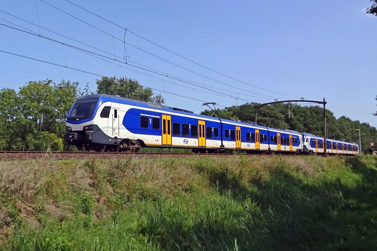 NS 2514 durcheilt Tilburg Oude warande am 30 Juli 2019.