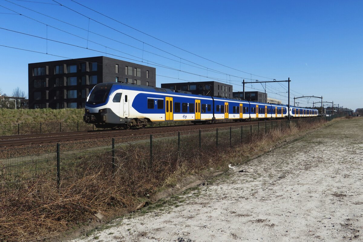 NS 2515 hat soeben Tilburg-Reeshof verlassen, 18 März 2022.