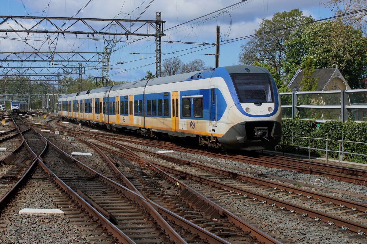 NS 2620 verlasst Am 21 April 2024 Haarlem als RB nach Den Haag.