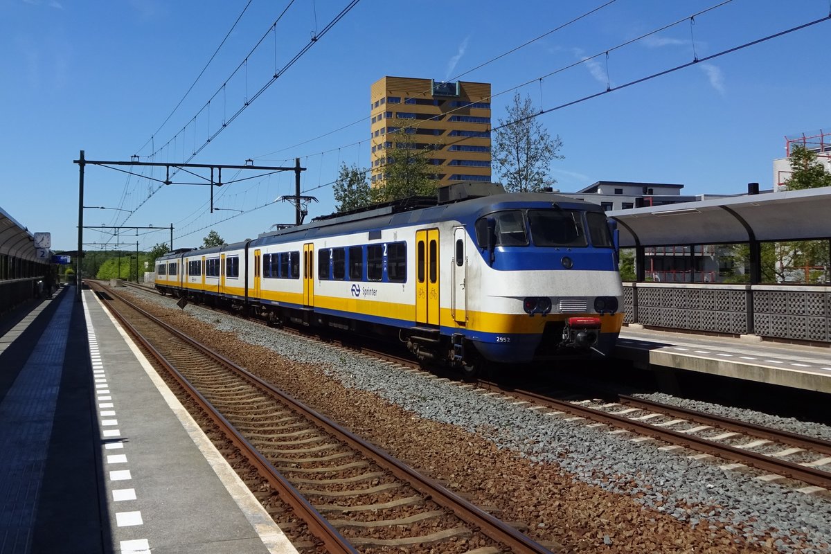 NS 2952 verlässt Nijmegen-Dukenburg am 15 Mai 2019.