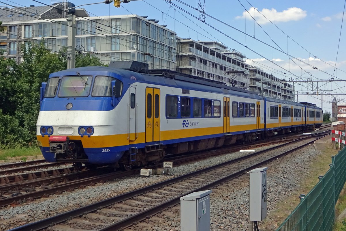 NS 2955 treft von die Waalbrücke kommend, am 5 Juli 2019 in Nijmegen ein. 