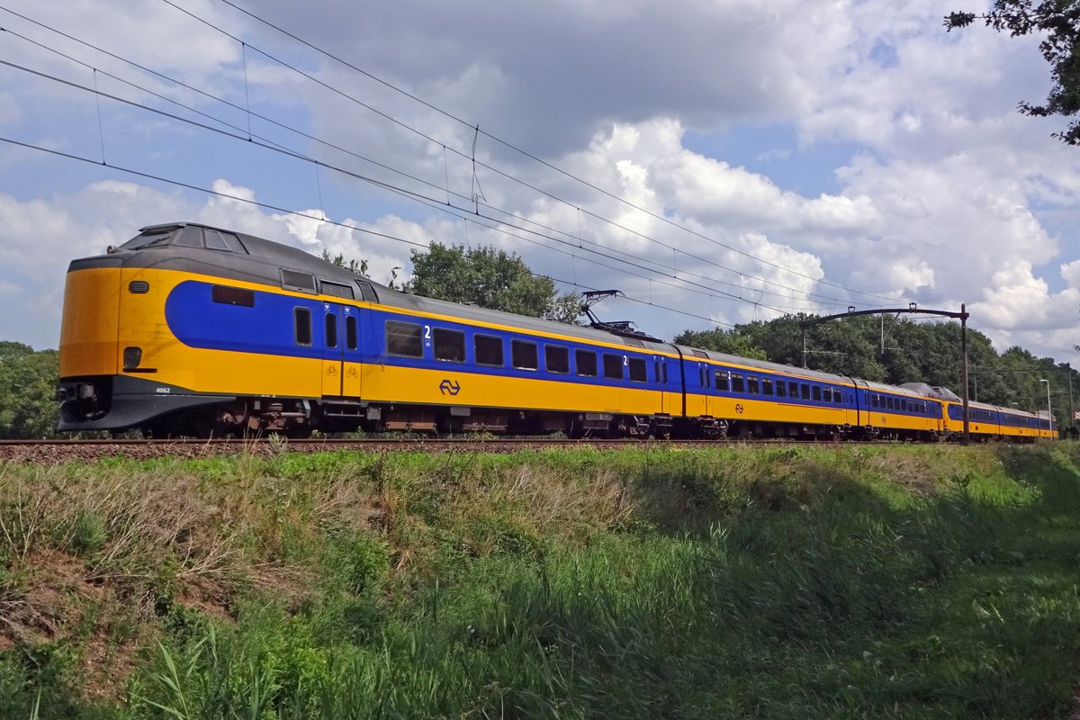 NS 4062 passiert Tilburg Oude warande am 12 Augustus 2019. 