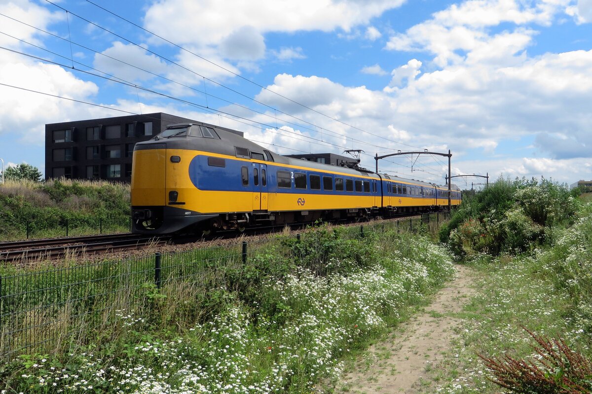 NS 4077 räuscht durch Tilburg-Reeshof am 7 Juli 2021.