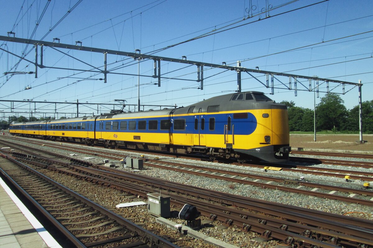 NS 4228 ruht sich am 15 Juni 2022 in Nijmegen.