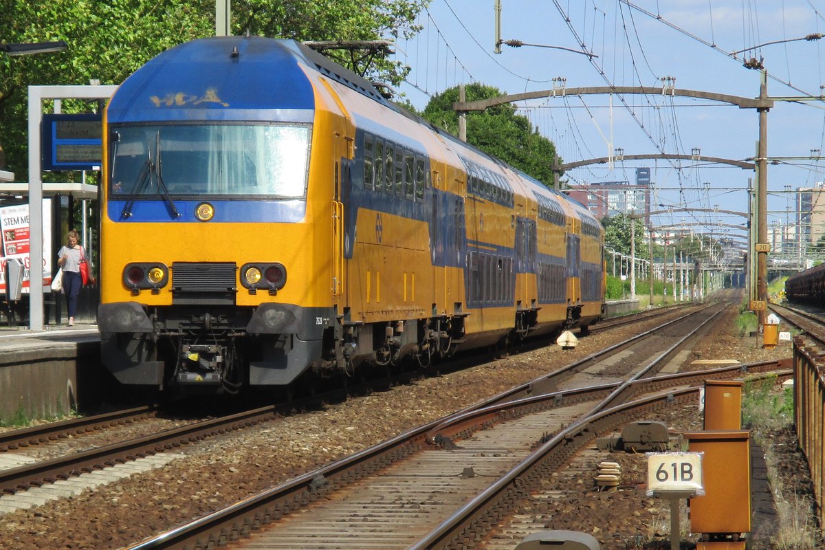 NS 7528 hält in Tilburg-Universiteit am 10 Juni 2017.