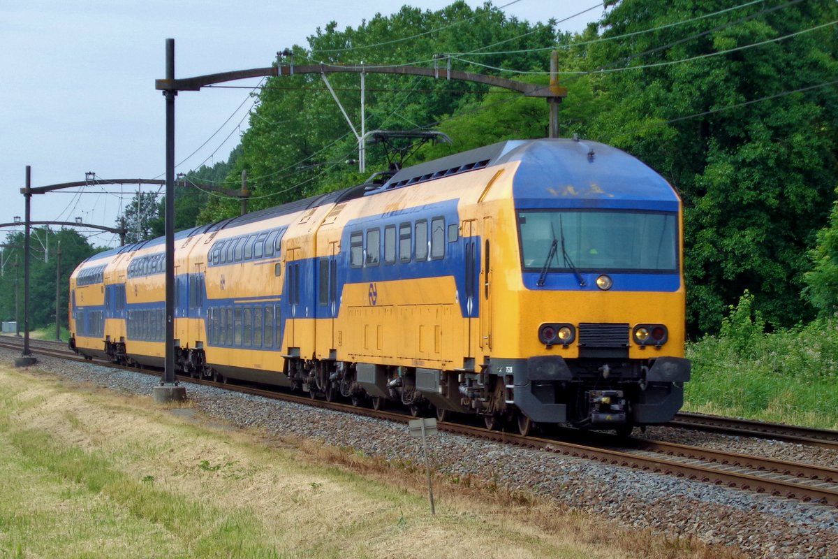 NS 7528 passiert Dordrecht Zuid am 10 Juni 2017.