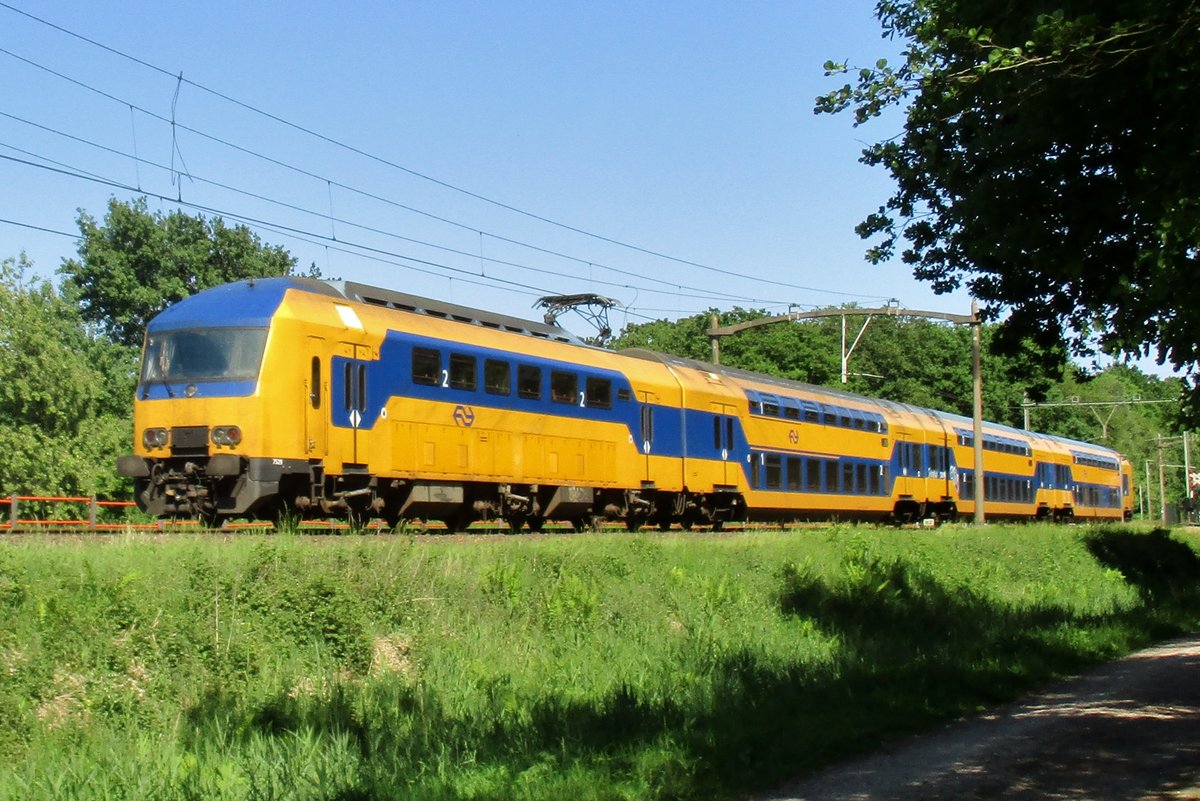 NS 7529 passiert Tilburg Oude Warande am 26 Mai 2017.