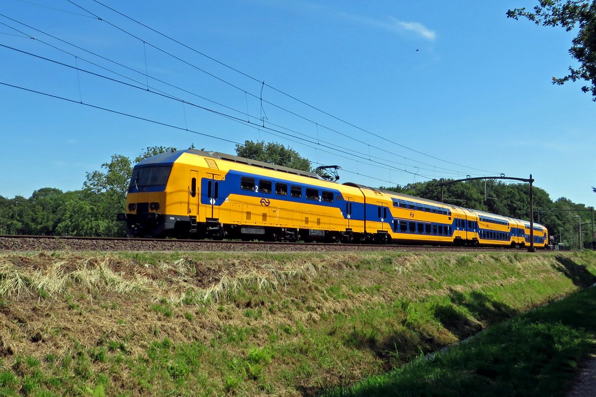 NS 7533 durchfahrt Tilburg Oude warande am 24 Juni 2020.