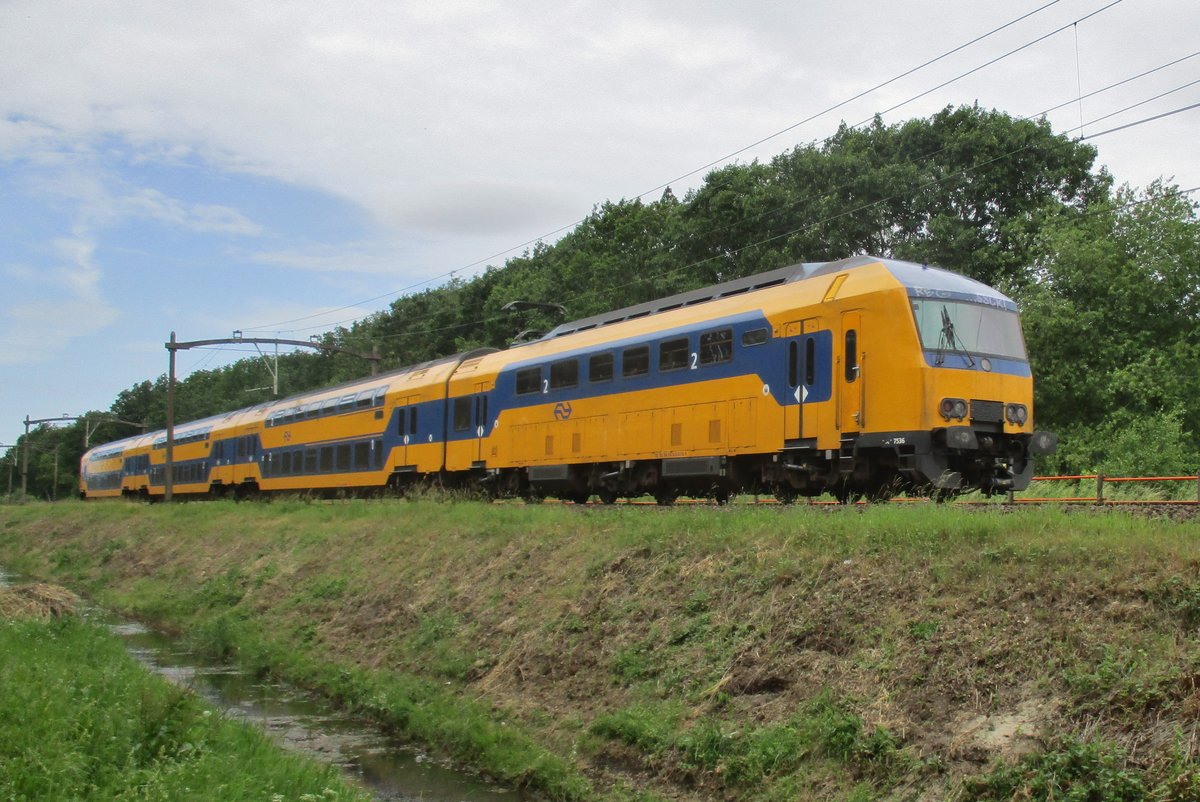 NS 7536 passiert Tilburg Oude Warande am 10 Juni 2017.