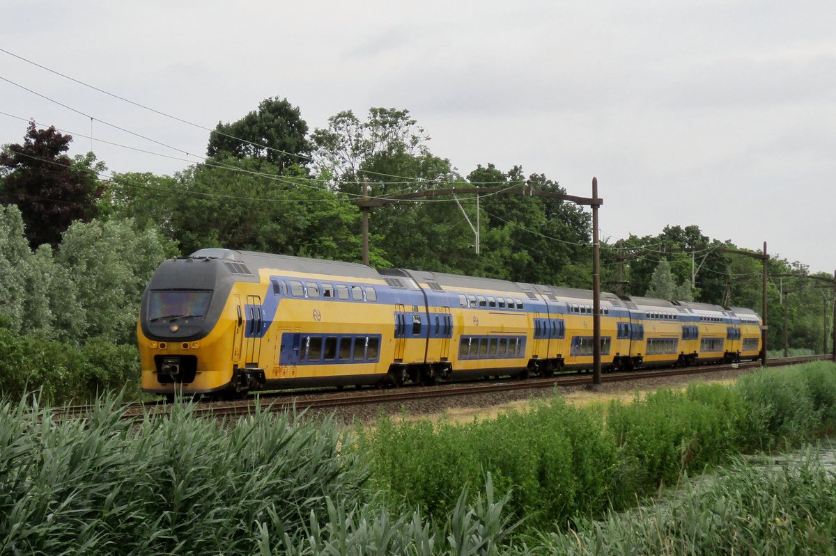 NS 8670 durcheilt Dordrecht-Bezuidendijk am 10 Juni 2017.