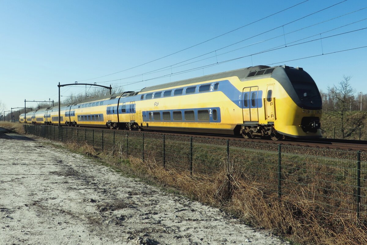 NS 8732 durcheilt Tilburg-Reeshof am 8 März 2022.
