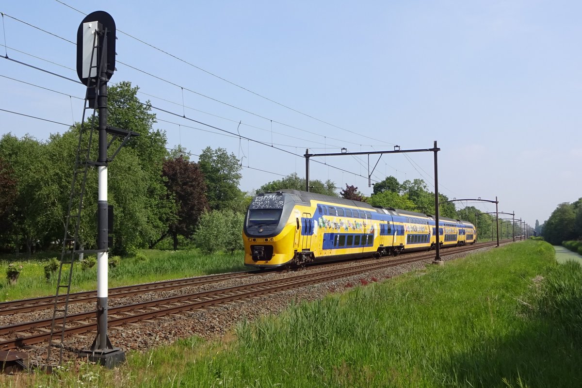 NS 9514 passiert Dordrecht-Bezuydendijk am 18 Mai 2019. Dieser fahrradbahnübergang ist in die Niederlände ein bekannter Fotostandort.