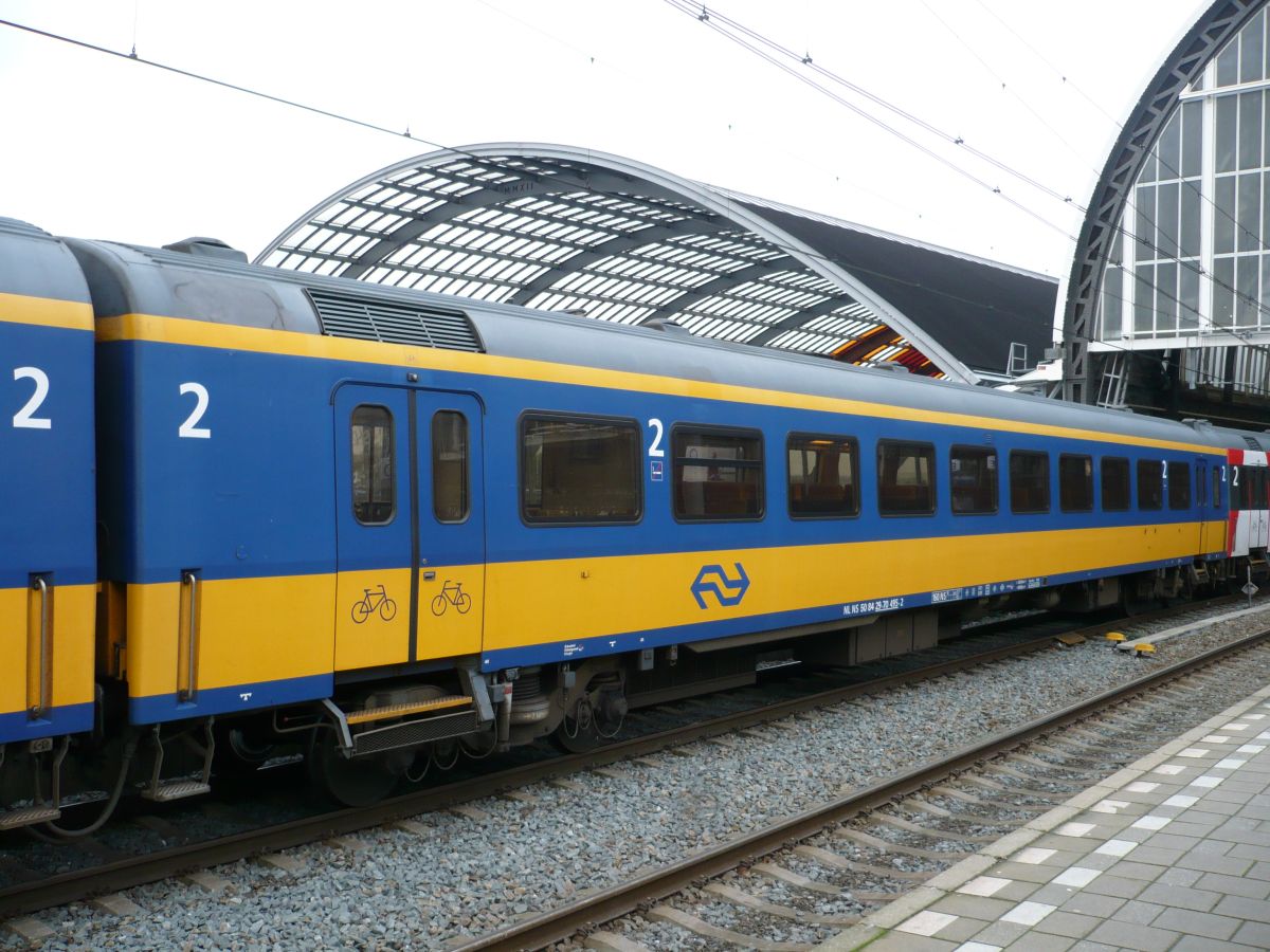 NS Bf Reisezugwagen 2. Klasse mit Fahrradabteil Bauart ICR mit Nummer 50 84 29-70 495-2 Baujahr 1988. Gleis 15 Amsterdam Centraal Station 11-11-2015.


NS Bf ICR tweede klasse rijtuig met afdeling voor fietsvervoer met nummer 50 84 29-70 495-2 bouwjaar 1988. Spoor 15 Amsterdam Centraal Station 11-11-2015.