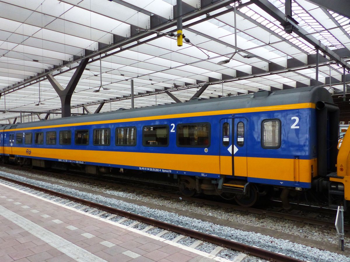 NS Bpmez10 2. Klasse intercity Reisezugwagen  mit Nummer NL-NS 61 84 20-70 204-4 Baujahr 1980. Rotterdam Centraal Station, Niederlande 04-08-2017.

NS Bpmez10 tweede klasse intercityrijtuig (e staat voor eindrijtuig) met nummer NL-NS 61 84 20-70 204-4 bouwjaar 1980. Rotterdam CS 04-08-2017.