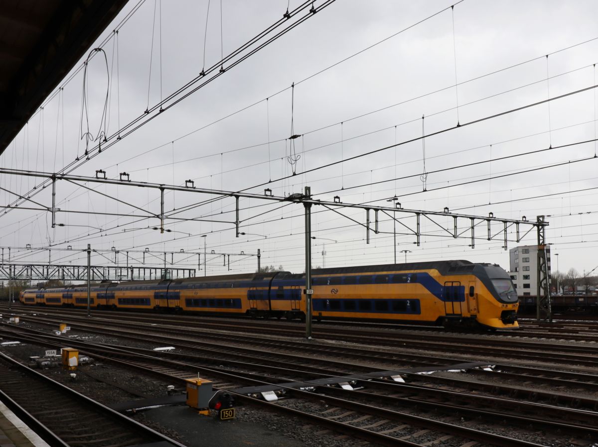 NS DD-IRM-VI Triebzug 8727 Bahnhof Roosendaal 01-04-2022.

NS DD-IRM-VI treinstel 8727 station Roosendaal 01-04-2022.