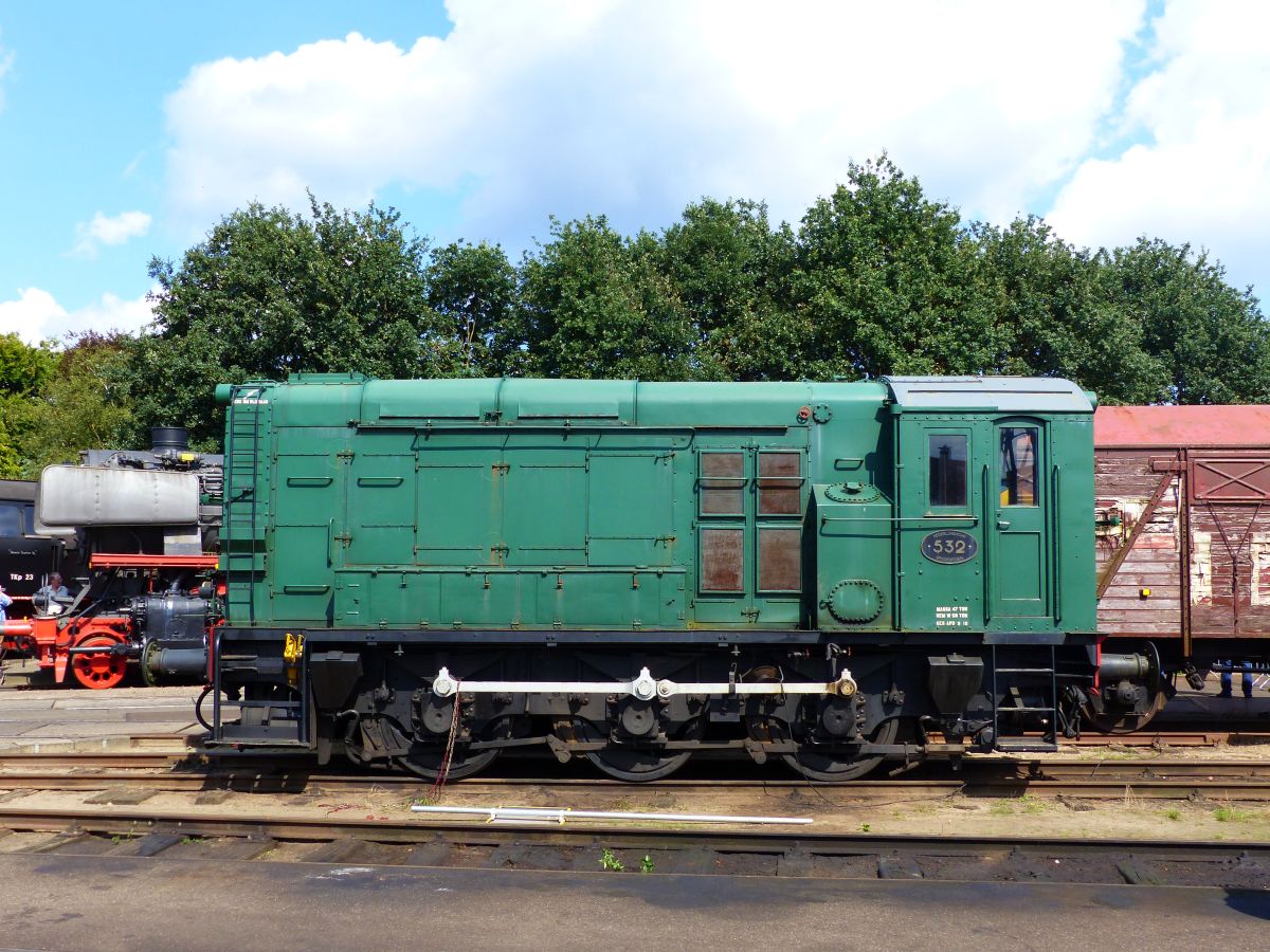 NS diesellok 532 der VSM Baujahr 1954. Dampffest  Terug naar Toen  Beekbergen (Lieren) 03-09-2017.

NS dieselloc 532 nu van de VSM bouwjaar 1954. Stoomtreinfestival van de VSM (veluwse Stoomtrein Maatschappij)  Terug naar Toen  Beekbergen (Lieren) 03-09-2017.




