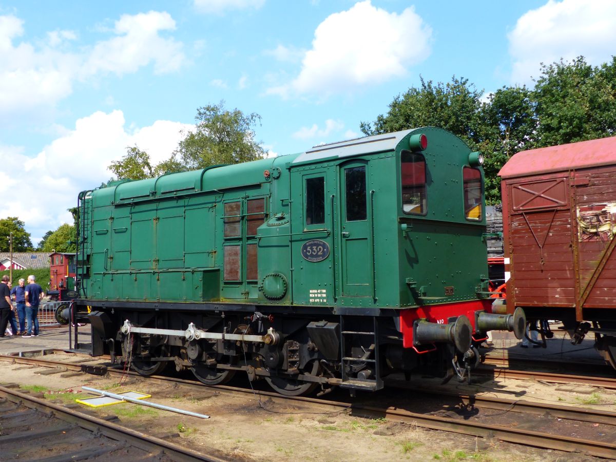 NS diesellok 532 der VSM Baujahr 1954. Dampffest  Terug naar Toen  Beekbergen (Lieren) 03-09-2017.

NS dieselloc 532 nu van de VSM bouwjaar 1954. Stoomtreinfestival van de VSM (veluwse Stoomtrein Maatschappij)  Terug naar Toen  Beekbergen (Lieren) 03-09-2017.