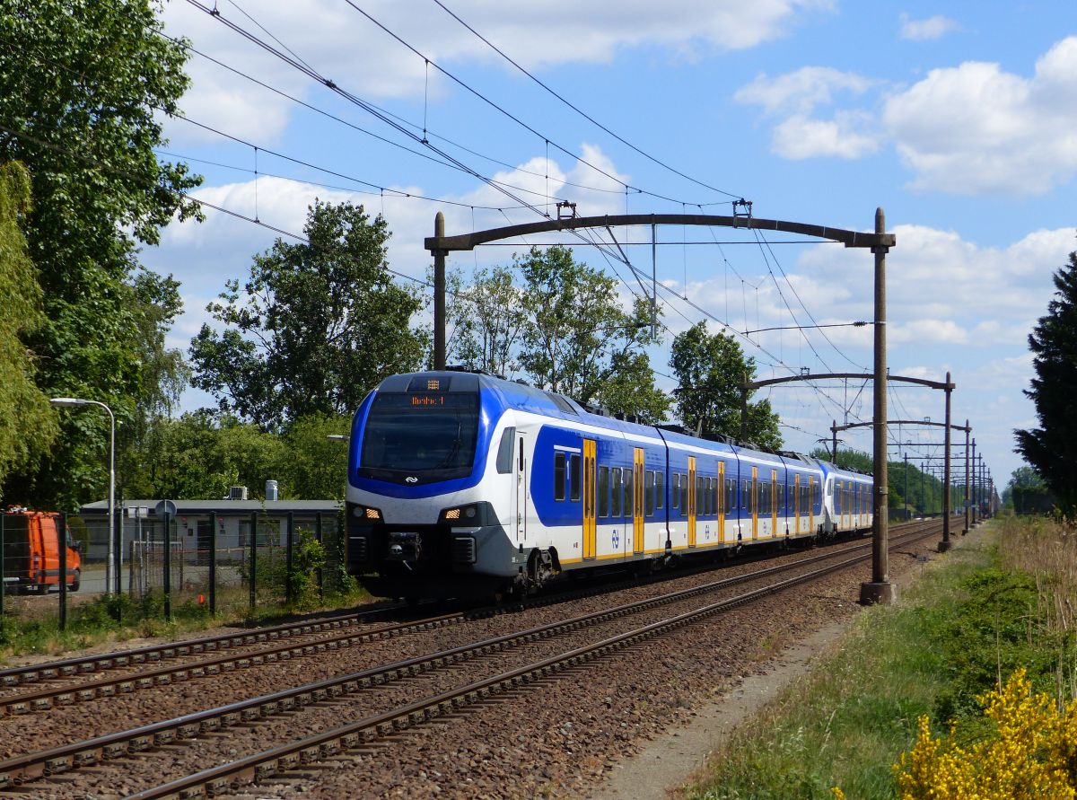 NS FLIRT Triebzug 2505 und 2207 Hulteneindsestraat, Hulten 15-05-2020.

NS FLIRT treinstel 2505 en 2207 Hulteneindsestraat, Hulten 15-05-2020.