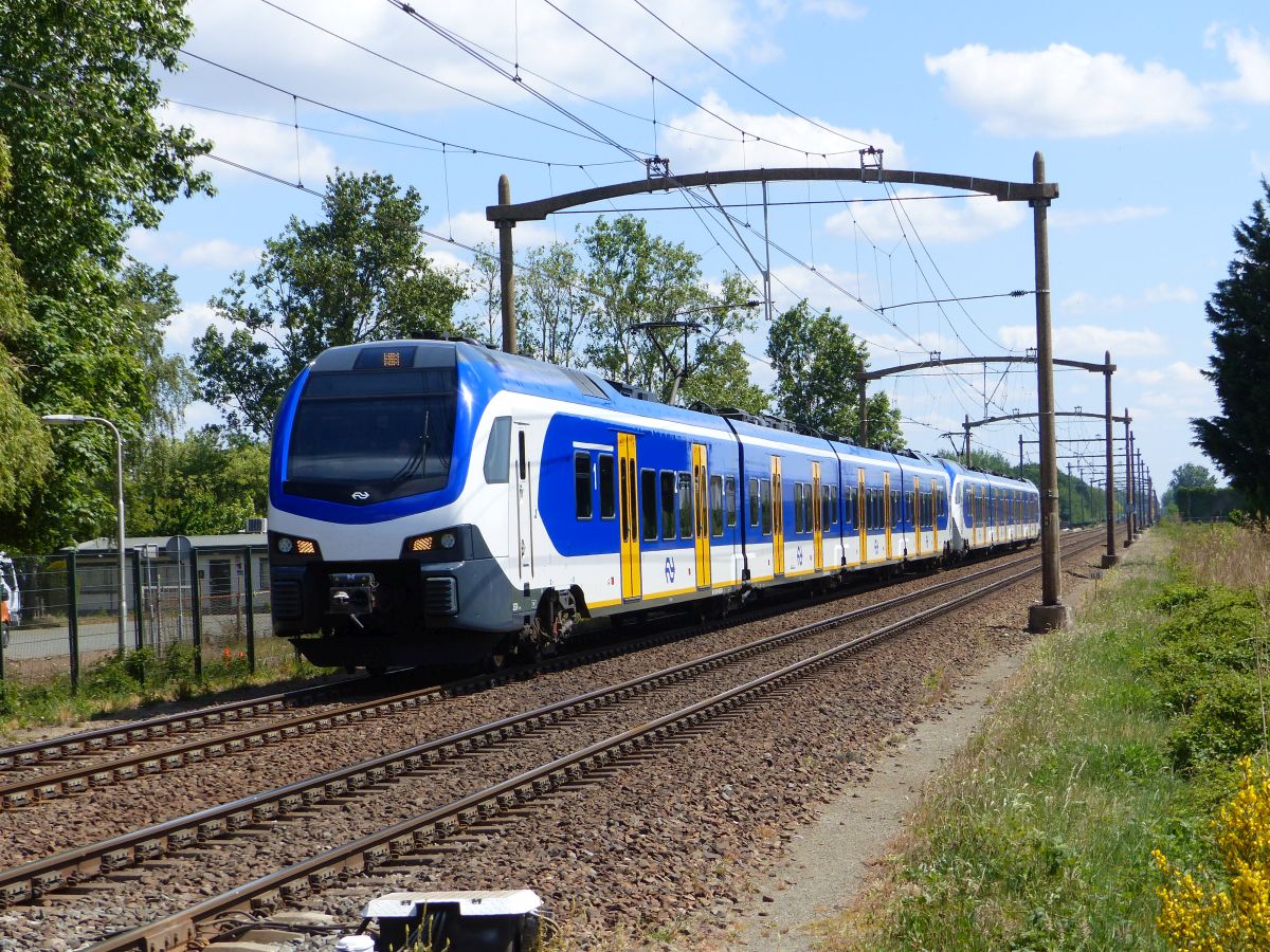 NS FLIRT Triebzug 2524 und 2515 Hulteneindsestraat, Hulten 15-05-2020.

NS FLIRT treinstel 2524 en 2515 Hulteneindsestraat, Hulten 15-05-2020.