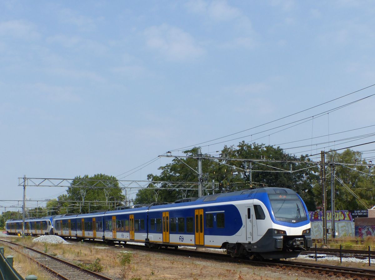 NS FLIRT Triebzug 2525 und 2229 Einfahrt Bahnhof Boxtel 19-07-2018.

NS FLIRT treinstel 2525 en 2229 bij binnenkomst station Boxtel 19-07-2018.