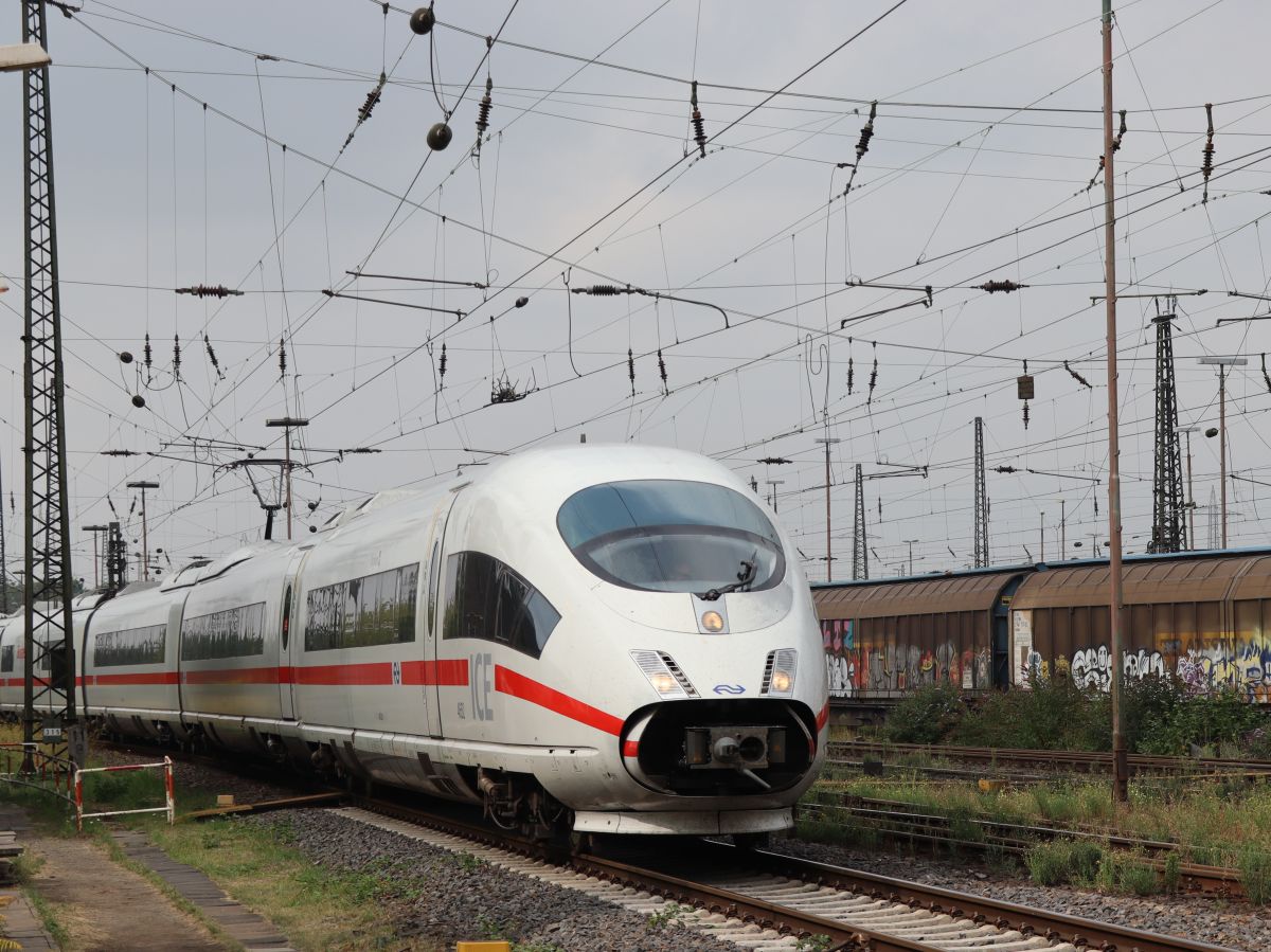 NS ICE Triebzug 4652 Oberhausen West, Deutschland 18-08-2022.

NS ICE 4652  Arnhem  omgeleide reigerstrein goederenstation Oberhausen West, Duitsland 18-08-2022.