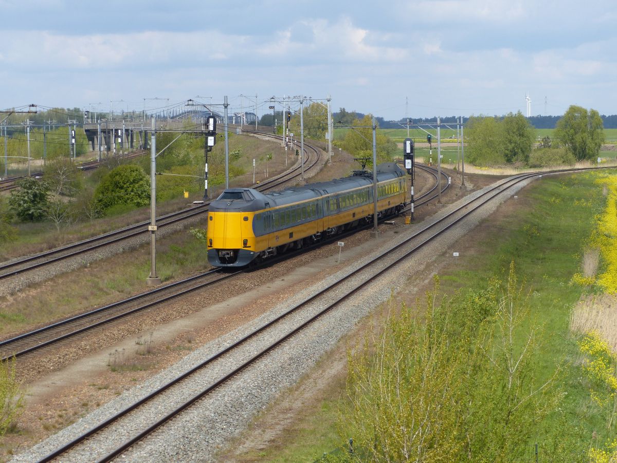 NS ICM-III Triebzug 4068 Binnenmoerdijksebaan, Moerdijk 07-05-2021.

NS ICM-III treinstel 4068 Binnenmoerdijksebaan, Moerdijk 07-05-2021.