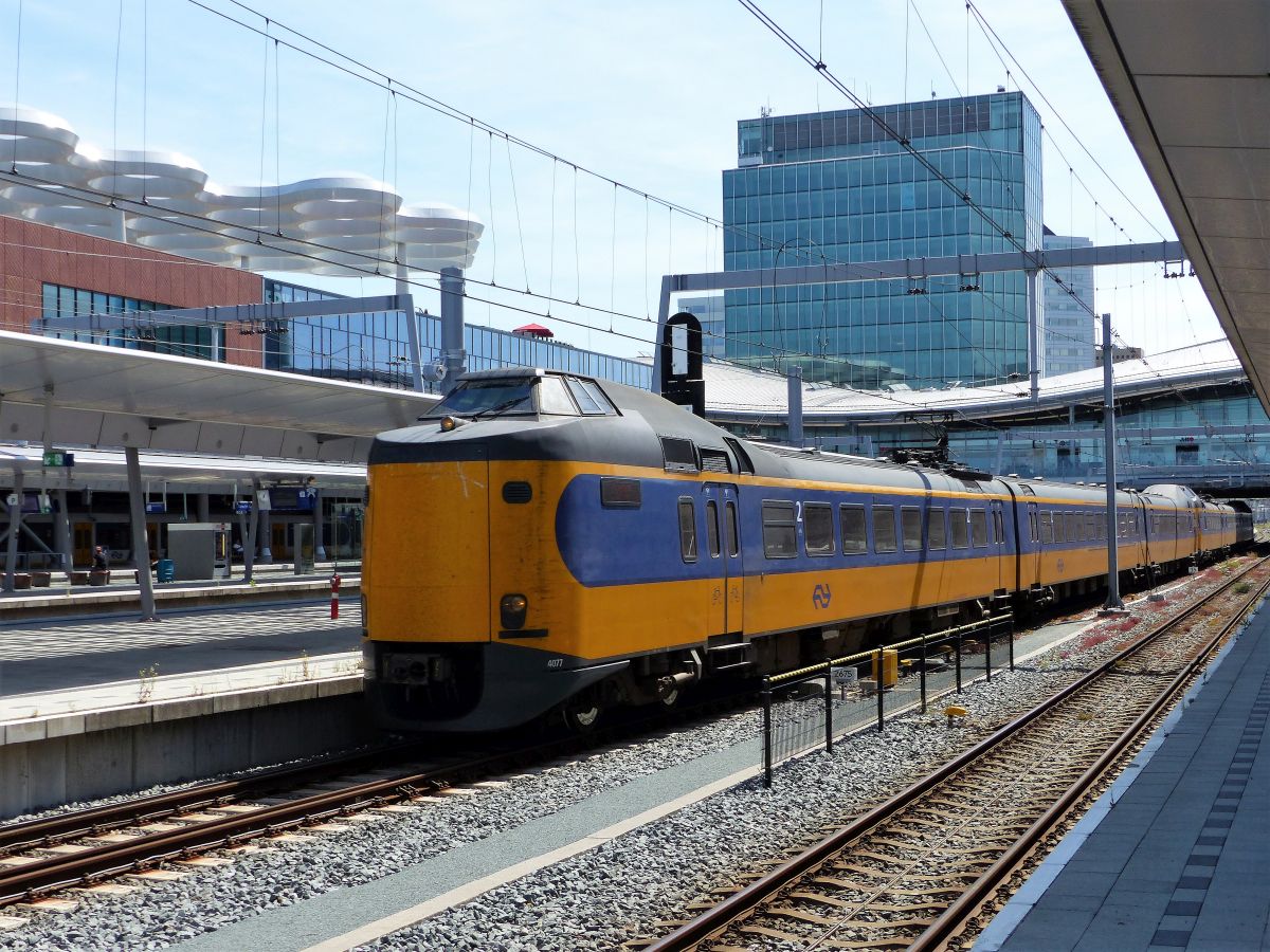 NS ICM-III Triebzug 4077 und 4072 Gleis 9 Utrecht Centraal Station 06-08-2020.

NS ICM-III treinstel 4077 en 4072 spoor 9 Utrecht CS 06-08-2020.