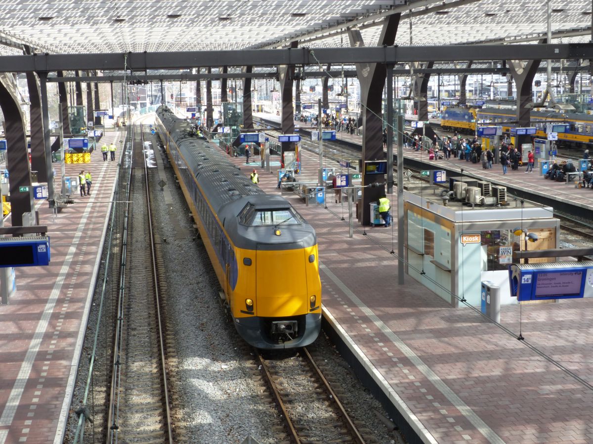 NS ICM-III TW 4036 Gleis 14 Rotterdam Centraal Station 22-03-2018.

NS ICM-III treinstel 4036 spoor 14 Rotterdam CS 22-03-2018.