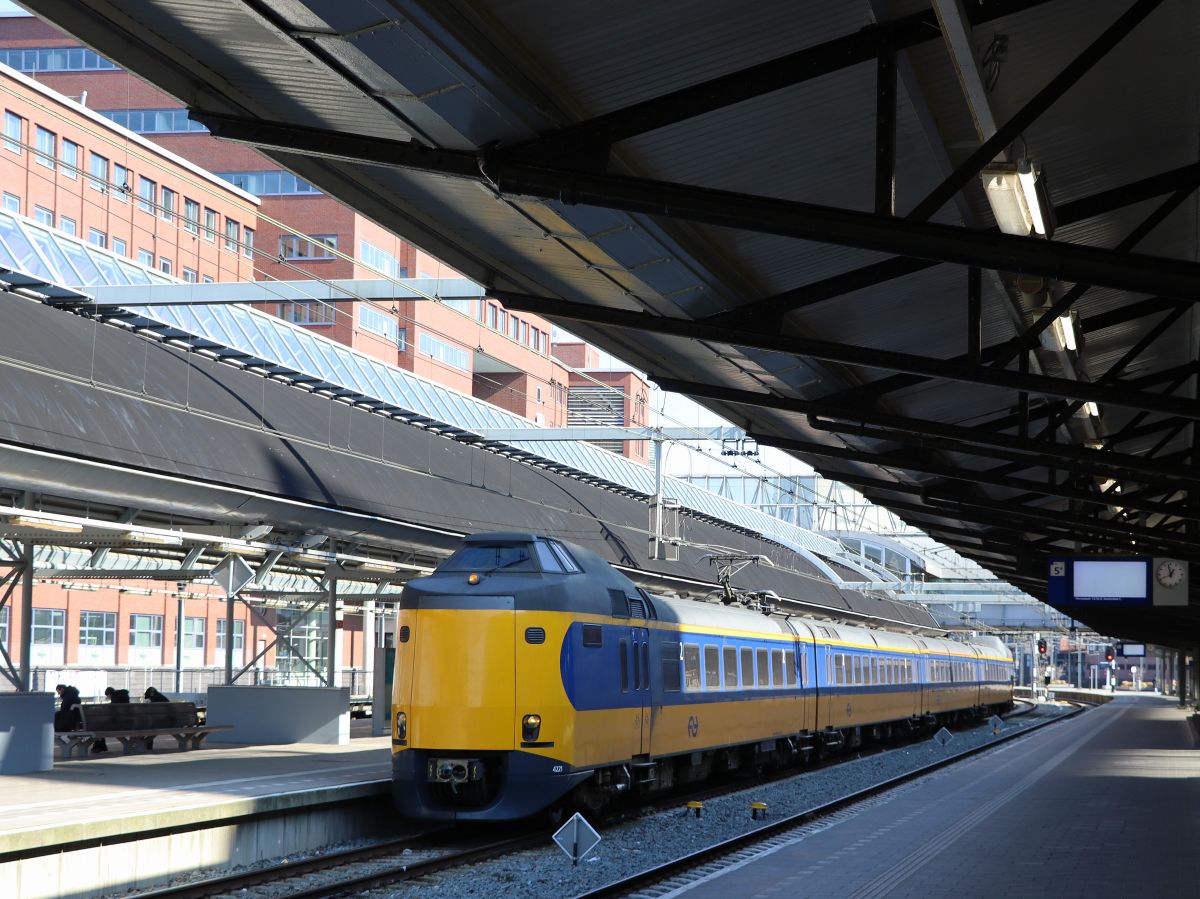 NS ICM-IV  Koploper  Triebzug 4221 Gleis 6 Amersfoort Centraal 07-03-2022.

NS ICM-IV  Koploper  treinstel 4221 spoor 6 Amersfoort Centraal 07-03-2022.