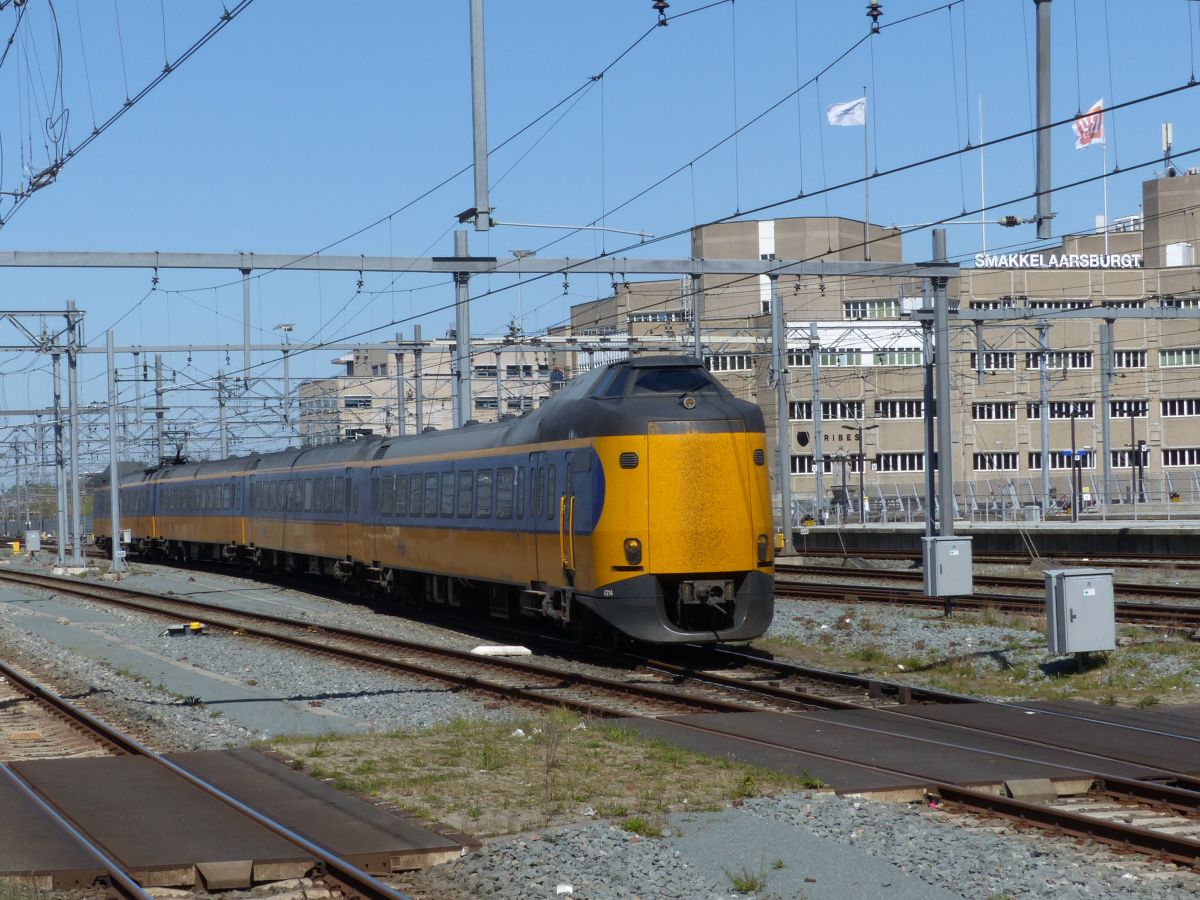 NS ICM-IV Triebzug 4214 Utrecht Centraal Station 21-04-2022.

NS ICM-IV treinstel 4214 Utrecht CS 21-04-2022.