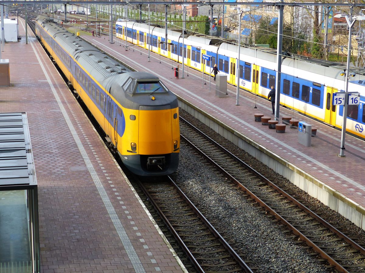 NS ICM-IV Triebzug 4219 Ankunft Gleis 14 Rotterdam Centraal Station 11-12-2019.

NS ICM-IV treinstel 4219 aankomst spoor 14 Rotterdam CS 11-12-2019.