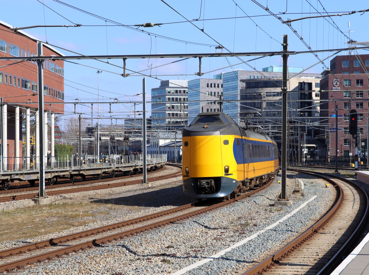 NS ICM-IV Triebzug 4221 Gleis 6 Amersfoort Centraal 07-03-2022.

NS ICM-IV Koploper treinstel 4221 Amersfoort Centraal 07-03-2022.