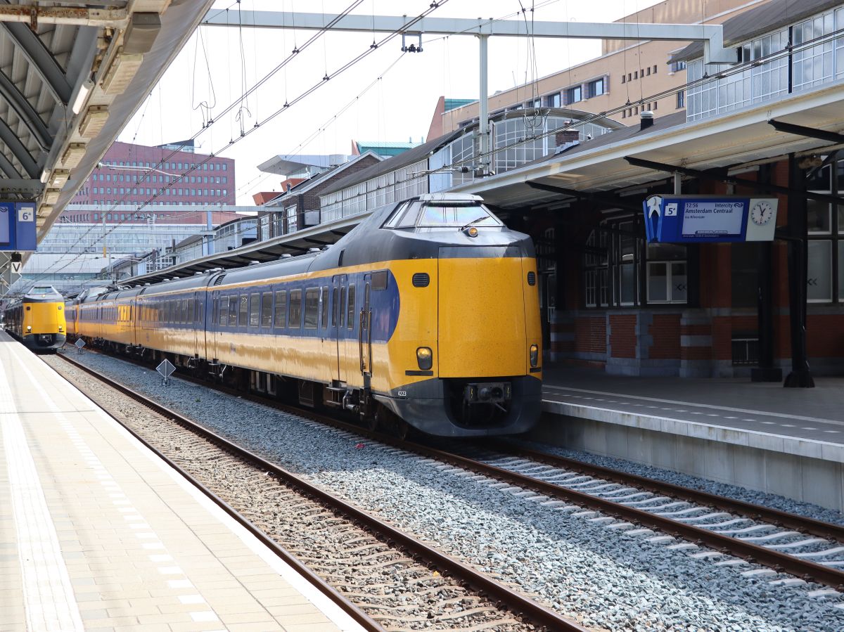 NS ICM-IV Triebzug 4223 und 4206 Gleis 5 und 6 station Amersfoort Centraal 02-08-2022.

NS ICM-IV treinstel 4223 en 4206 spoor 5 en 6 station Amersfoort Centraal 02-08-2022.