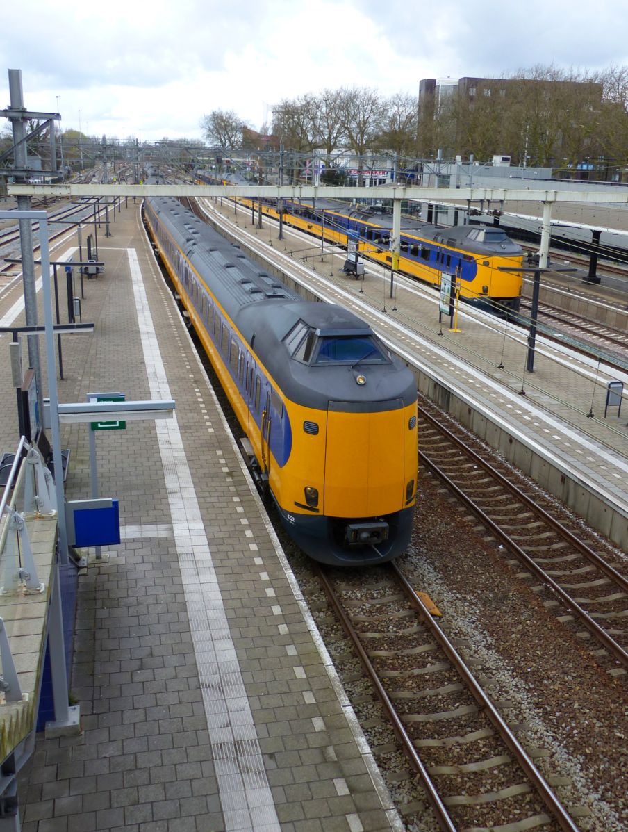 NS ICM-IV TW 4222 Gleis 4 Dordrecht 07-04-2016.

NS ICM-IV treinstel 4222 spoor 4 Dordrecht 07-04-2016.