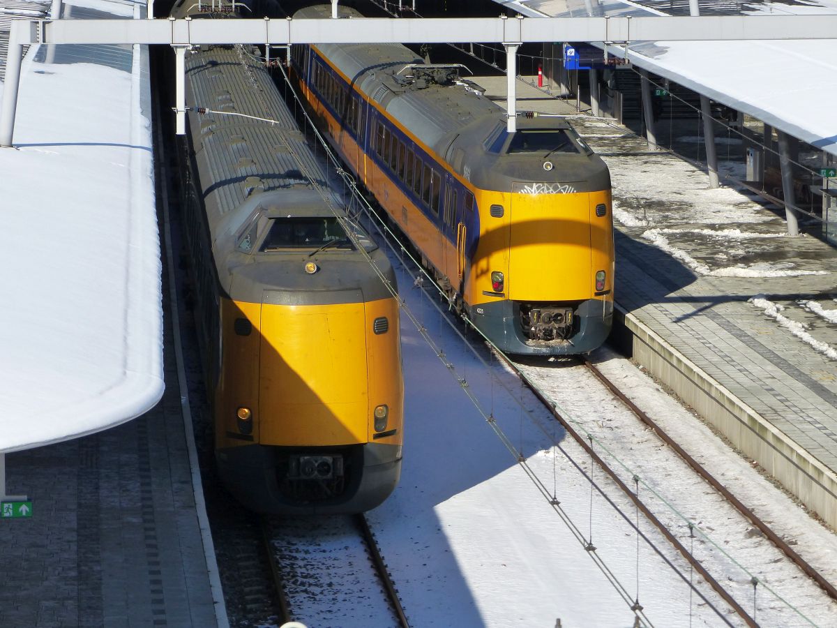 NS ICM Triebzug 4082 und 4221 Gleis 11 und Gleis 9 Utrecht Centraal Station 11-02-2021.

NS ICM treinstel 4082 en 4221 spoor 11 en spoor 9 Utrecht CS 11-02-2021.