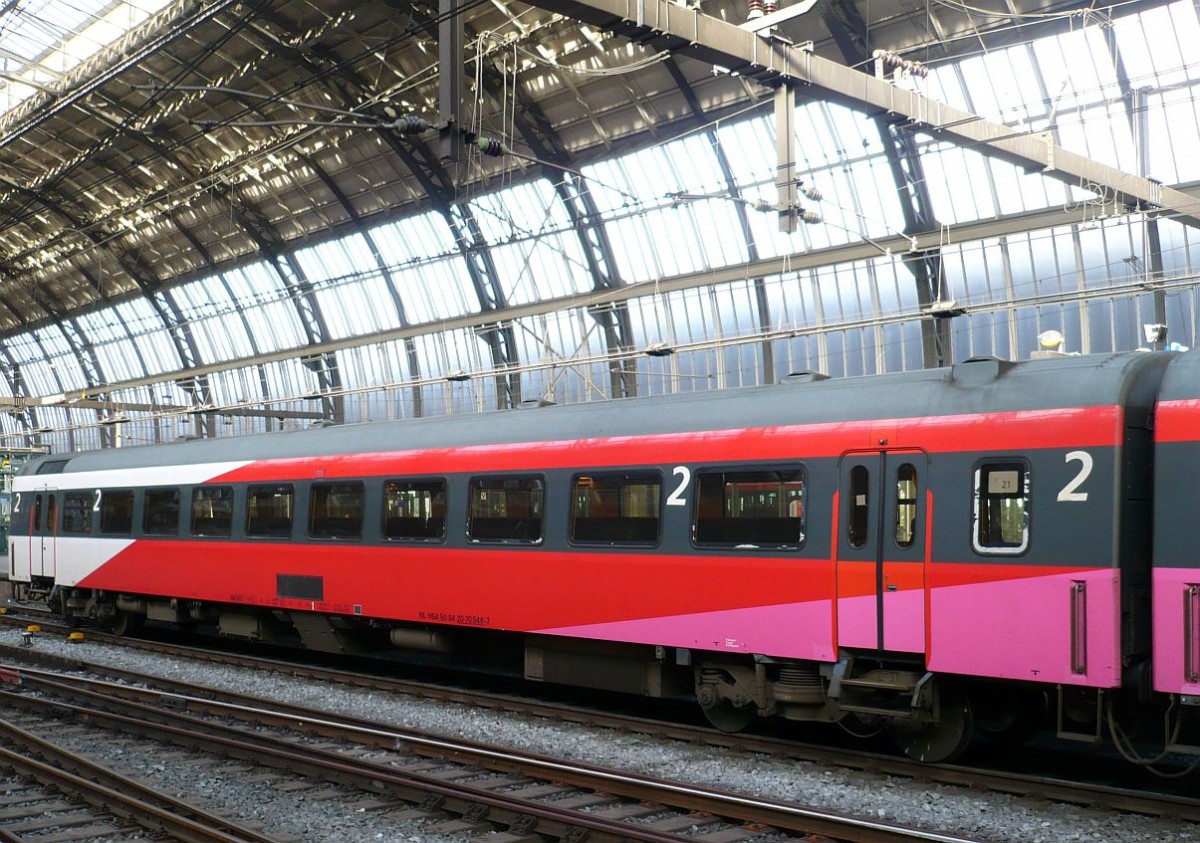 NS ICR Intercitywagen 2. Klasse mit Nummer 50 84 20-70 548-7 Baujahr 1986. Gleis 15 Amsterdam Centraal Station 18-11-2015.

NS tweede klasse ICR rijtuig met nummer 50 84 20-70 548-7 bouwjaar 1986 ex-Benelux AB rijtuig. spoor 15 Amsterdam CS 18-11-2015.
