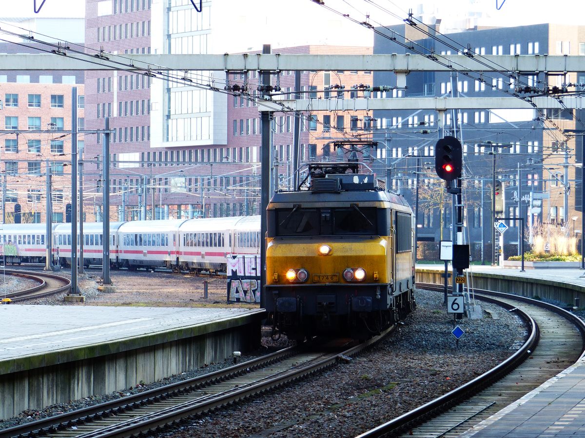 NS locomotief 1746 mit versptete IC 242, Amersfoort Centraal 27-12-2019.

NS locomotief 1746 met vertraagde IC 242, Amersfoort Centraal 27-12-2019.