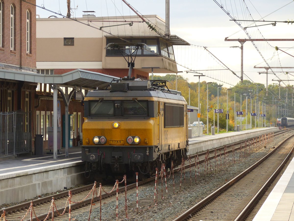 NS Lok 1745 Gleis 1 Bad Bentheim, Deutschland 02-11-2018.

NS loc 1745 spoor 1 Bad Bentheim, Duitsland 02-11-2018.