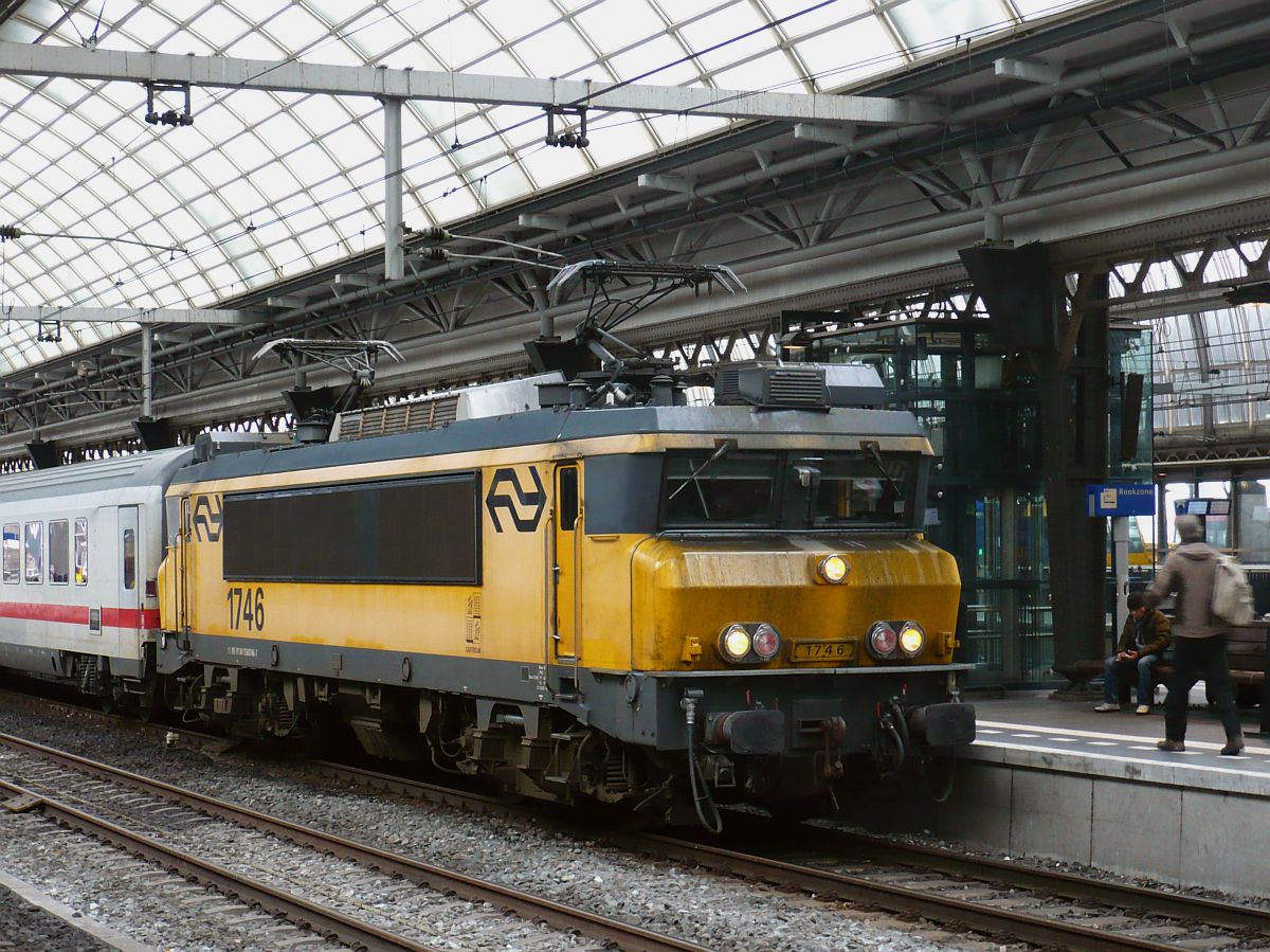 NS Lok 1746 mit Intercity nach Berlin. Gleis 10a Amsterdam Centraal Station 19-12-2017.

1746 met Intercity naar Berlijn. Spoor 10a Amsterdam CS 19-12-2017.19-12-2017.