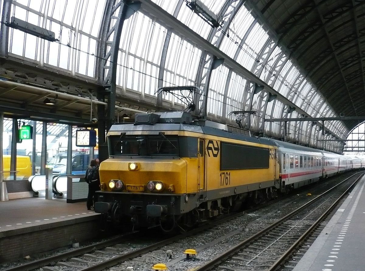 NS Lok 1761 mit IC 240 aus Berlin Gleis 15 Amsterdam Centraal Station 29-10-2014.

NS loc 1761 met IC 240 uit Berlijn spoor 15 Amsterdam CS 29-10-2014.