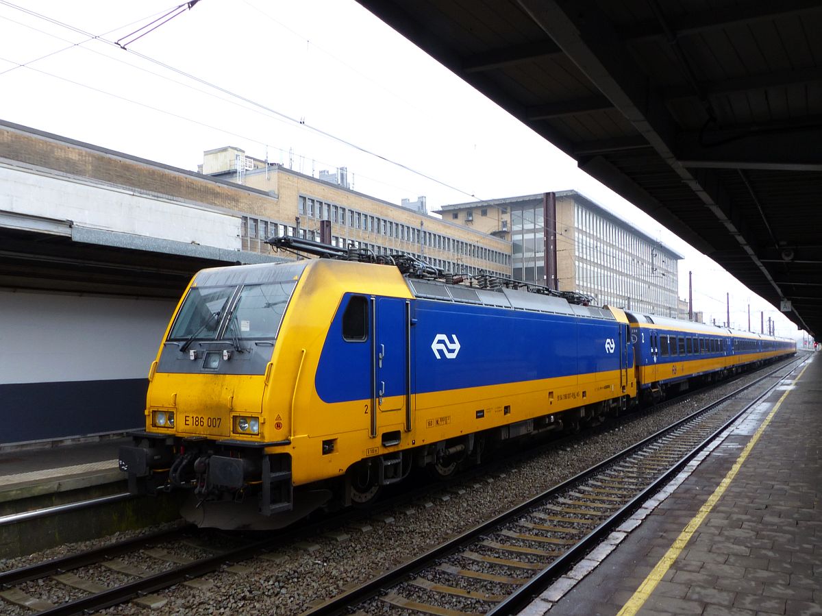 NS Lok 186 007-8 Gleis 17 Brussel Zuid 22-03-2018.

NS loc 186 007-8 spoor 17 Brussel Zuid 22-03-2018.