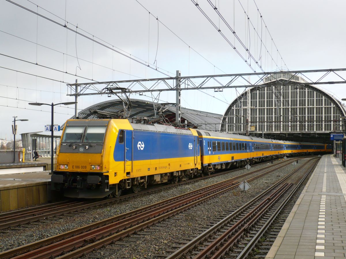 NS Lok 186 009 (91 84 1186 009-4) Gleis 13 Amsterdam Centraal Station 26-11-2015.

NS loc 186 009 (91 84 1186 009-4) spoor 13 Amsterdam CS 26-11-2015.