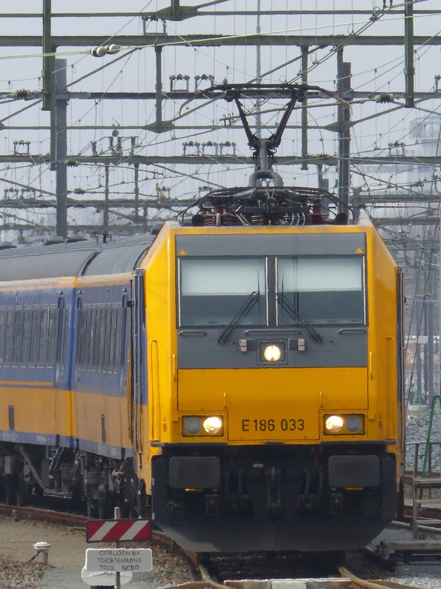 NS Lok 186 033 (91 84 1186 033-4 NL-NS) Rotterdam Centraal Station 22-03-2018.

NS loc 186 033 (91 84 1186 033-4 NL-NS) Rotterdam CS 22-03-2018.