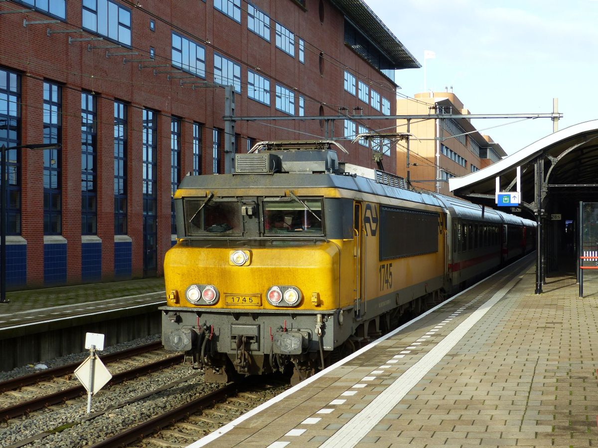 NS Lokomotive 1745 mit IC 145 nach Berlin in Hilversum 29-11-2019.

NS locomotief 1745 met IC 145 naar Berlijn in Hilversum 29-11-2019.