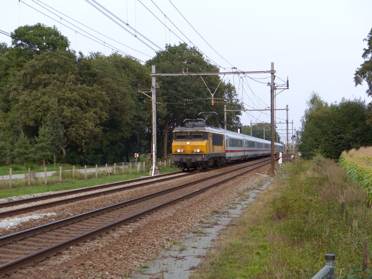 NS Lokomotive 1746 mit Intercity von Berlin nach Amsterdam bei Bahn�bergang Bentheimerstraat, De Lutte, Niederlande 11-09-2020.


NS locomotief 1746 met Intercity van Berlijn naar Amsterdam bij overweg Bentheimerstraat, De Lutte, Nederland 11-09-2020.