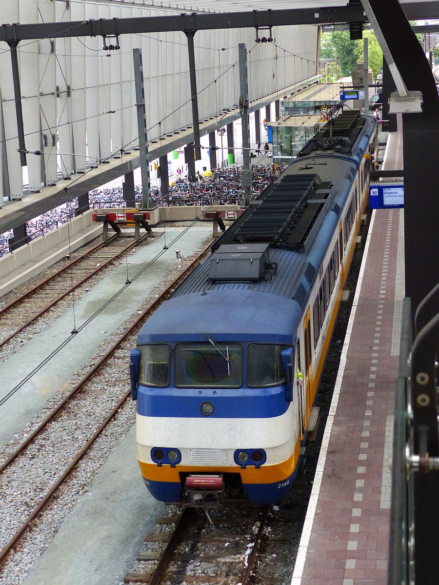NS SGM-2 Sprinter TW 2140 Gleis 16 Rotterdam Centraal Station 16-07-2016.

NS SGM-2 Sprinter treinstel 2140 spoor 16 Rotterdam CS 16-07-2016.