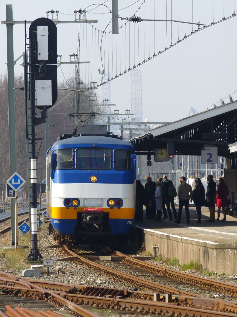 NS SGM-III Sprinter 2959 Gleis 2 Vlaardingen Centrum 16-03-2017.

NS SGM-III Sprinter 2959 spoor 2 Vlaardingen Centrum 16-03-2017.