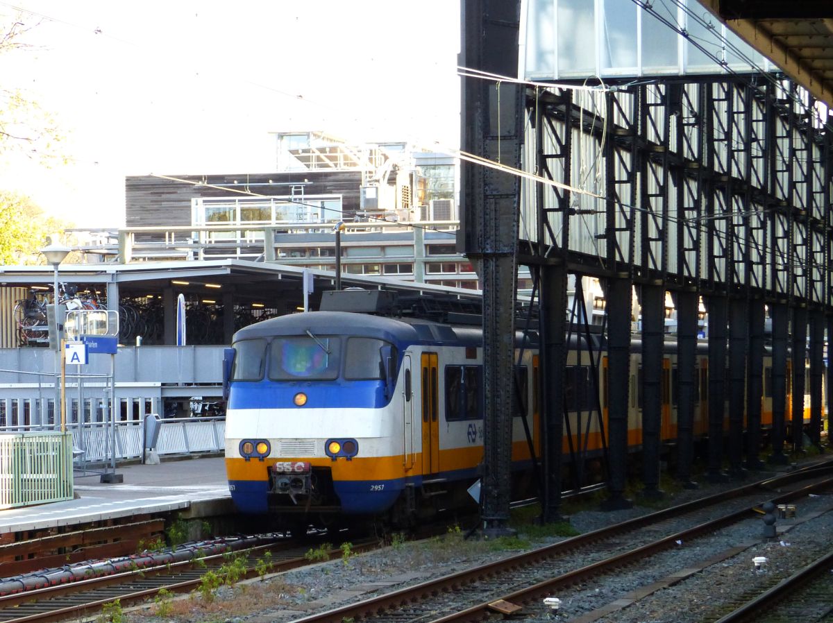 NS SGM-III Sprinter Triebzug 2957 Gleis 8 Haarlem 31-10-2018.

NS SGM-III Sprinter treinstel 2957 spoor 8 Haarlem 31-10-2018.